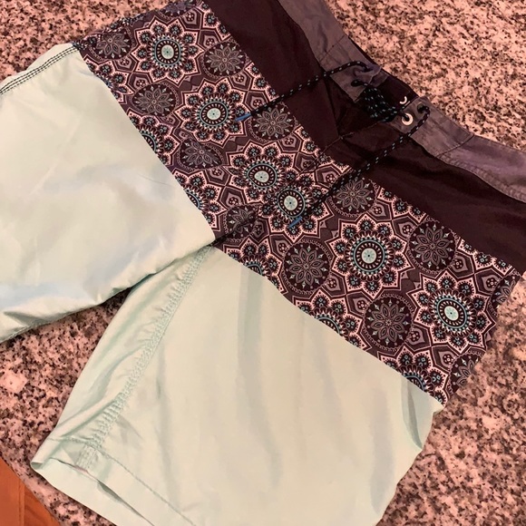 BILLABONG Board Shorts. Size 32